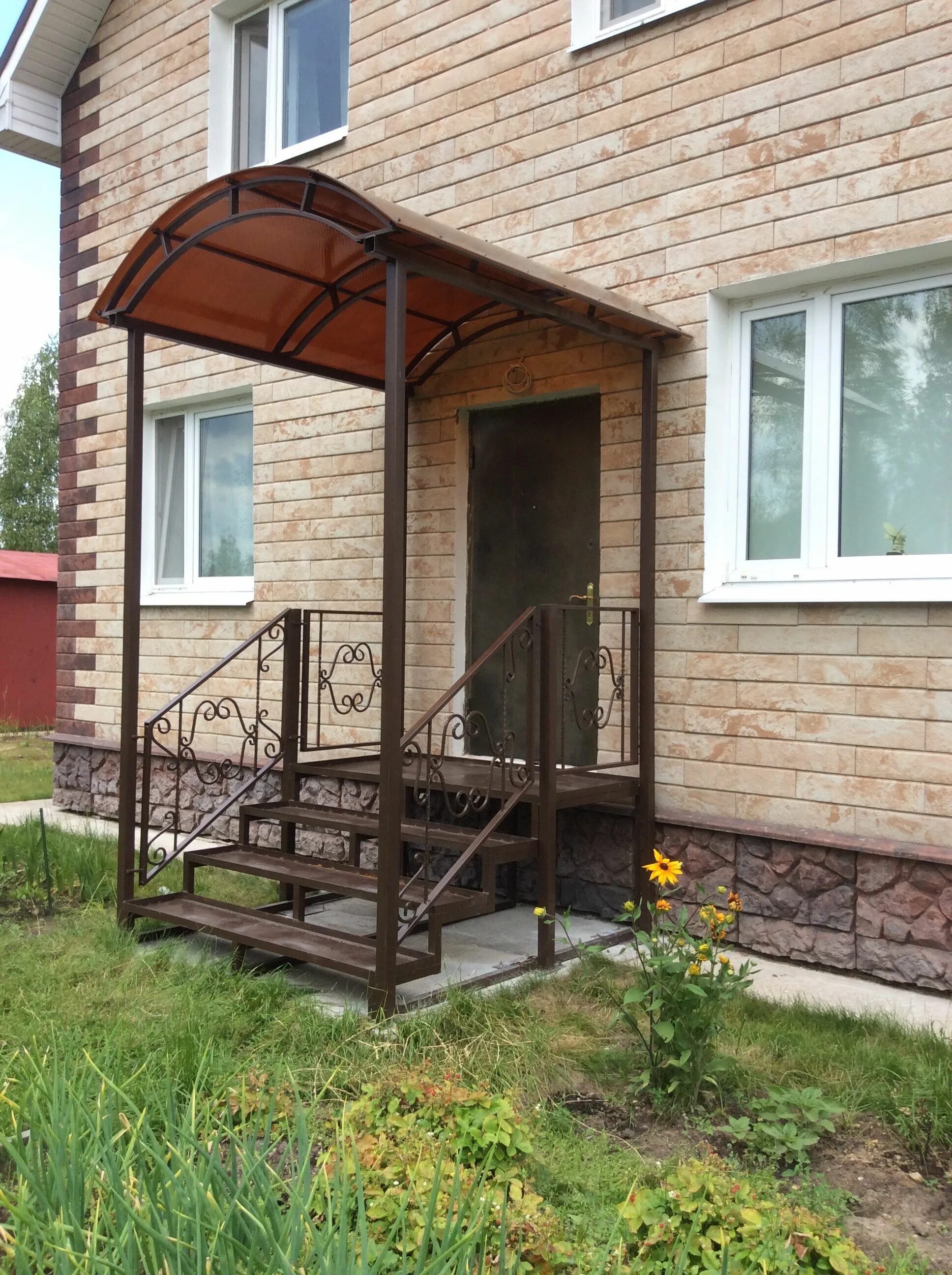 козырек для крыльца. входное крыльцо. входные ступеньки. красивое крыльцо к дому. металлическое крыльцо с навесом.