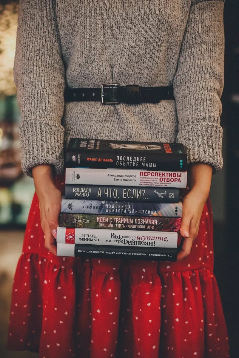 Как читать несколько книг. Чтение книг. читает книгу. почитать книгу. люди которые читают книги.