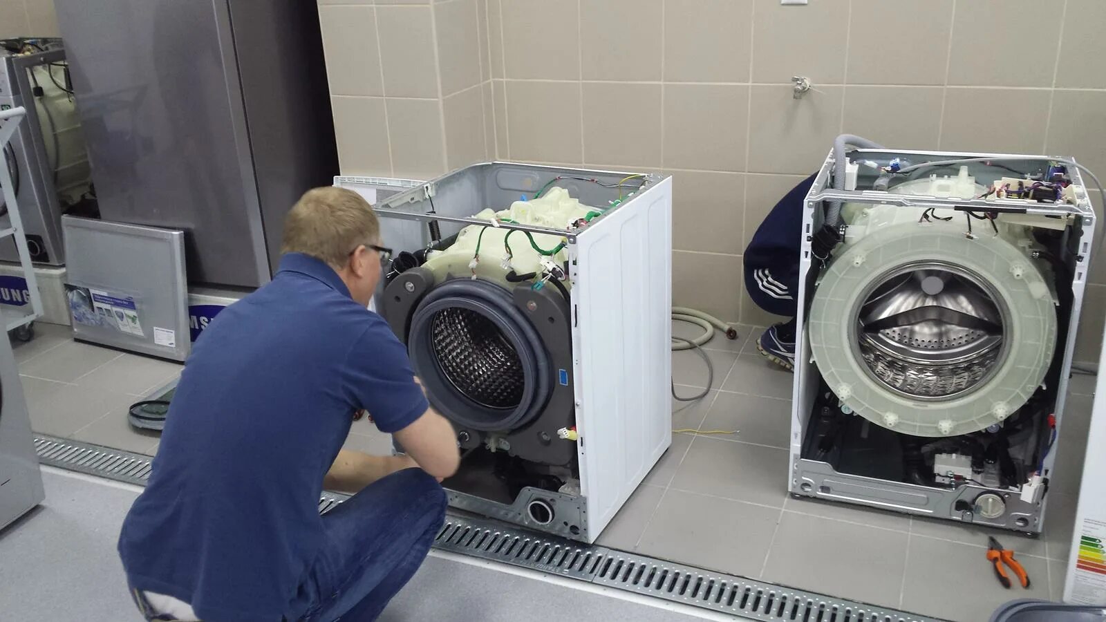 инструменты на стиральной машинке. ремонтник стиральных машин. ремонтник стиральных машин. ремонтные мастерские бытовой техники. ремонт стиральных машин найти сервис.