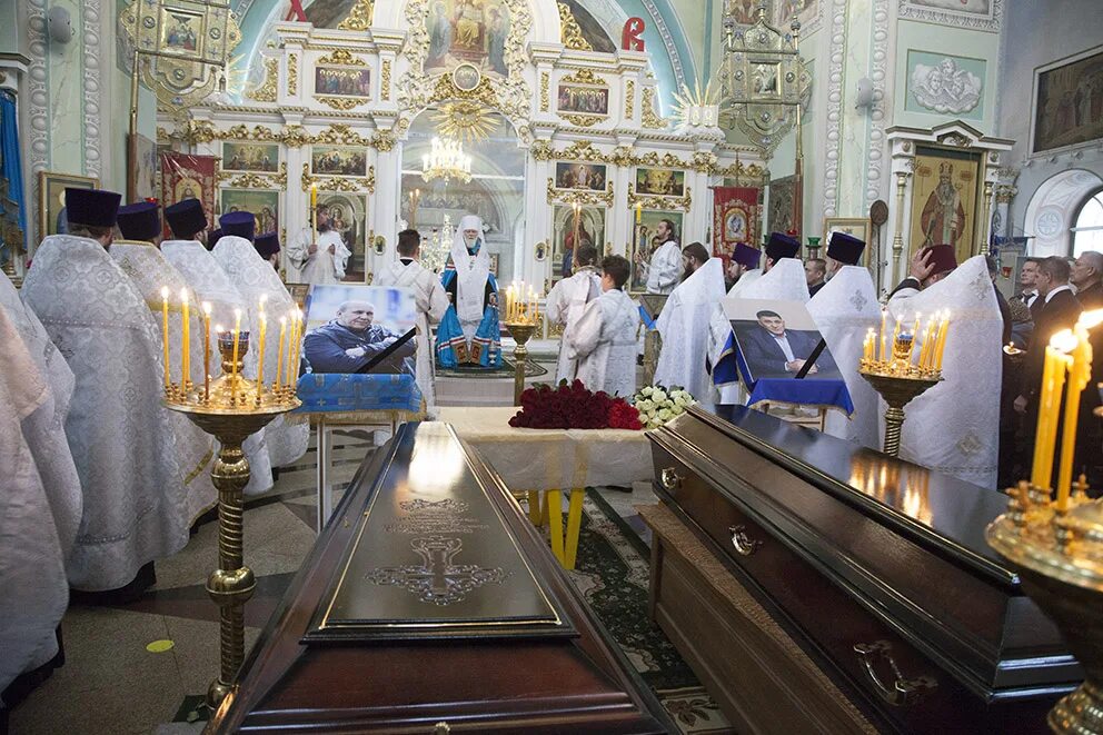 В церкви шло отпевание. Отпевание митрополита Евлогия. Отпевание владыки Феофилакта. Отпевание в храме знамения в Кунцево. Отпевание владыки Антония Падуанского.