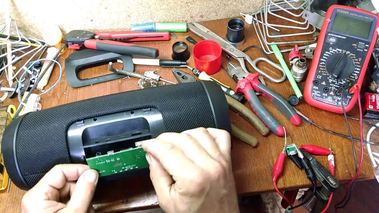 Как заряжать аккумулятор колонки. Jbl boombox 3 разъёмы. jbl boombox плата зарядки. jbl бумбокс 2 разъемы. jbl boombox 3 аккумулятор.