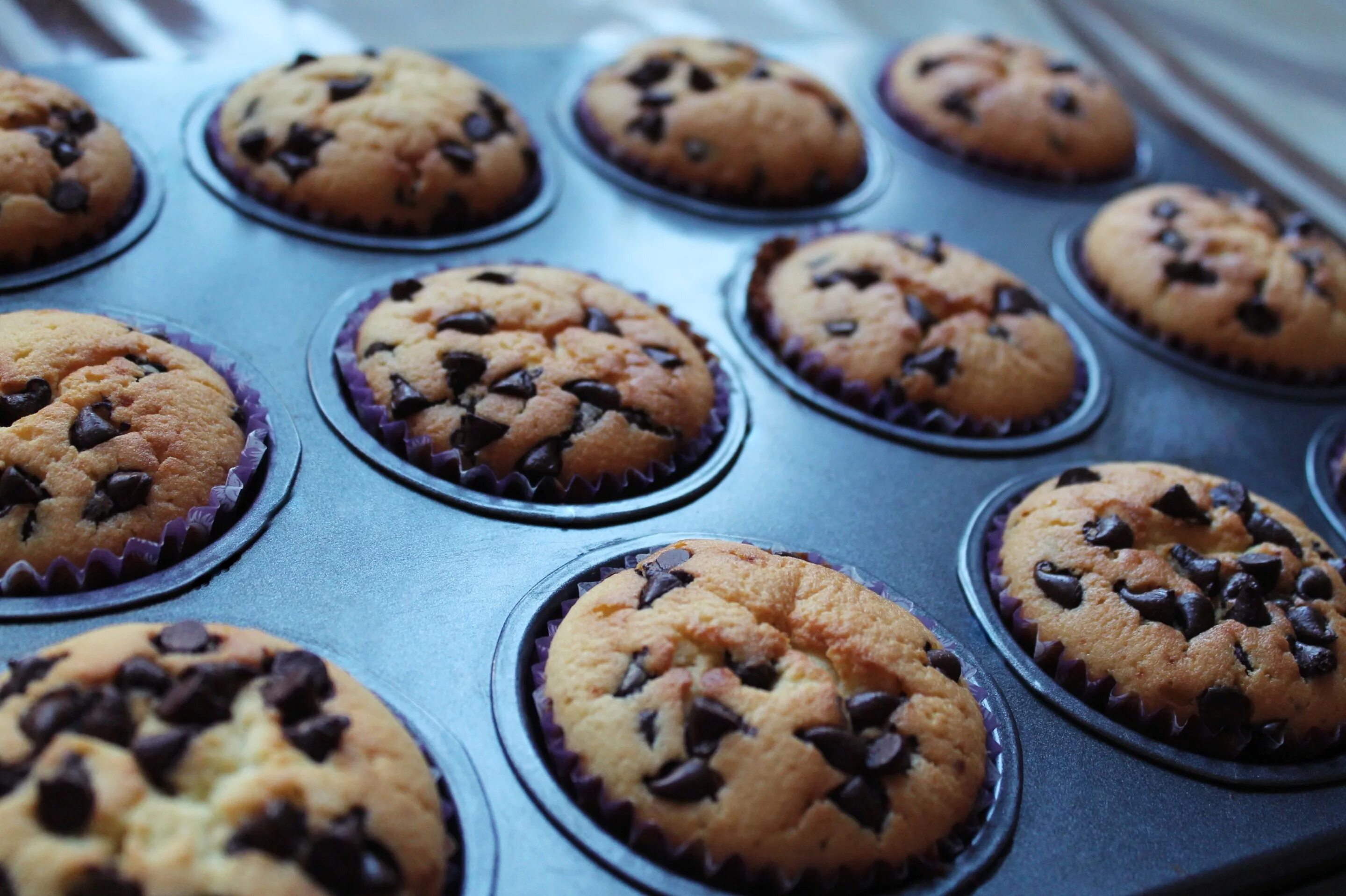 Маффин с шоколадом внутри. Кекс с шоколадом. Диетические шоколадные маффины. Маффин шоколадный. Кексики шоколадные с какао.