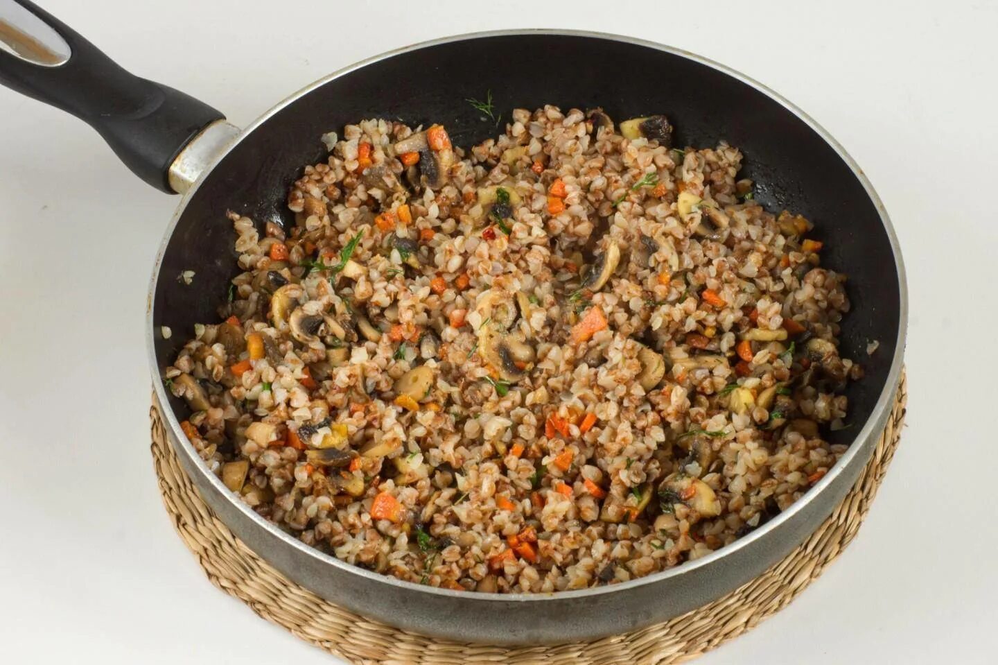 С какими овощами сочетается гречка. Гречка по купечески. гречневая каша с грибами. гречка по-купечески с овощами. гречневая каша с грибами и луком и морковью.