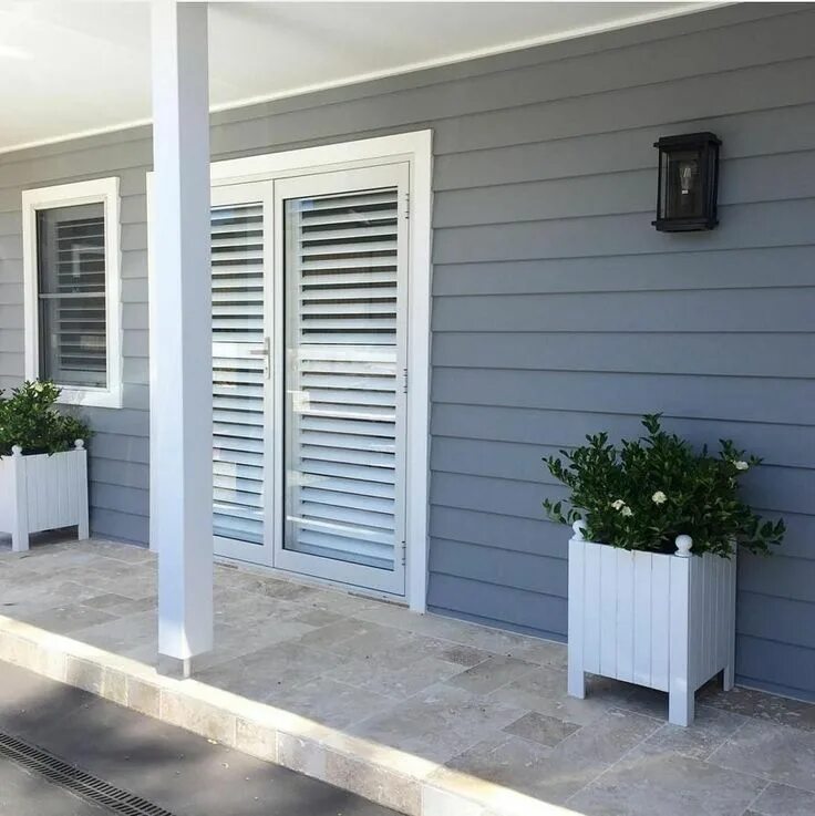 Декоративные ставни. Ставни внутренние шаттерсы. С белыми ставнями. Дом со ставнями в современном стиле. Филенчатые ставни мид америка.