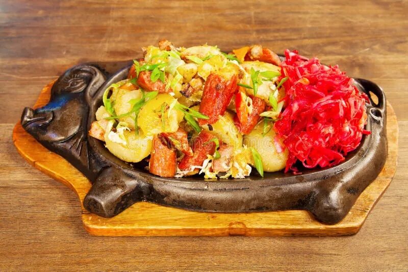 Еда мясо с овощами. Мясо и овощи на столе. горячие блюда на деревянном столе.