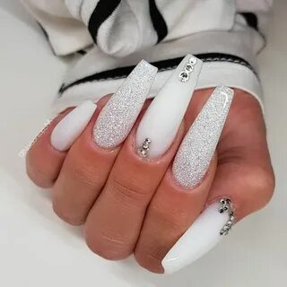 Дизайн белых длинных ногтей