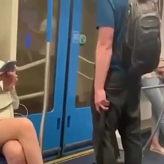 Становлюсь извращенцем. Извращенцы в Московском метро. Извращенцы в городском транспорте. Спалился извращенец в метро.