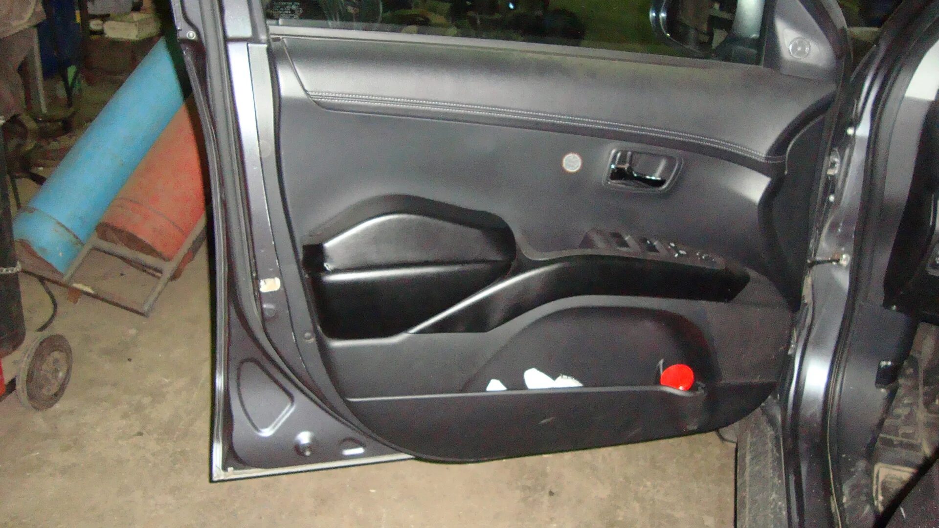 Подлокотник двери Mitsubishi Outlander XL. Дверь Аутлендер XL. Подлокотник двери Митсубиси Аутлендер ХЛ. Боковины дверей Аутлендер 2011.