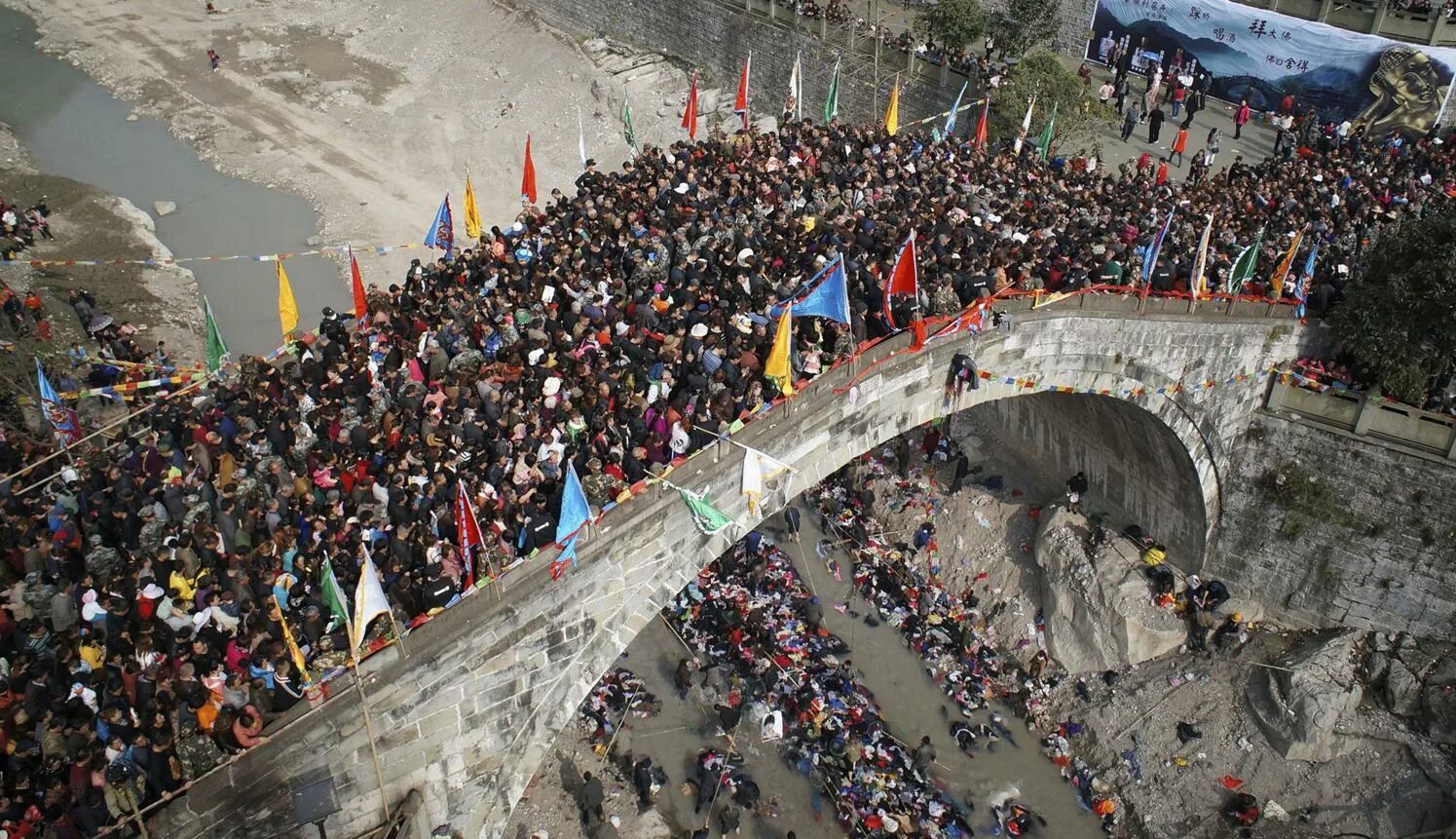 Столпотворение в Шанхае. Перенаселенность Китая. Толпа на мосту. Столпотворение людей. Перенаселение населения