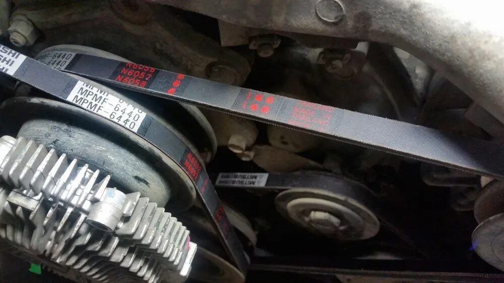 Как поменять ремень генератора на ниссан. Ремень генератора nissan sunny. Ремень приводной ниссан альмера 2004г. Как поменять ремень генератора на ниссан. 4.