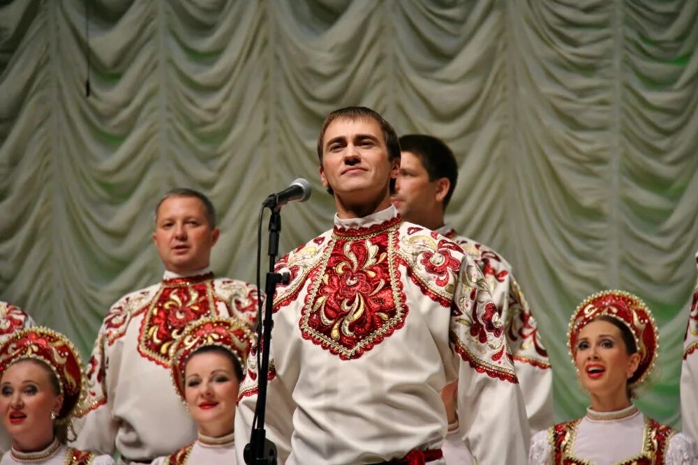 Омский народный хор ансамбль. Солисты Омского русского народного хора. Солистка Омского народного русского хора. Мужской хор русской песни