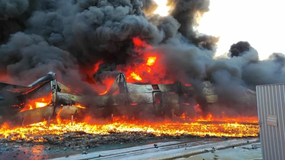 Мариуполь горит. Пожар на полигоне в Крыму. Горящий мир. Пожар на складах в Крыму.