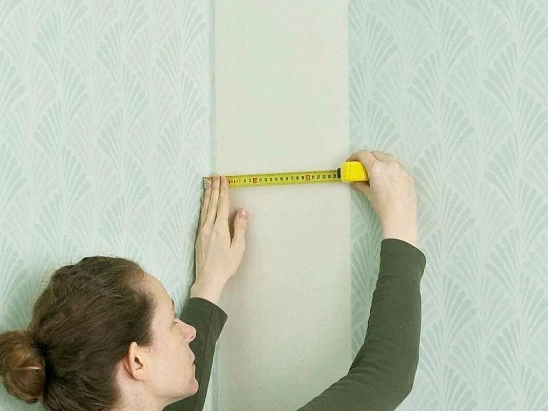 Виниловые обои. Обои флизелиновые. Наклейки на обои. Оклейка стен обоями. Обои клеятся.