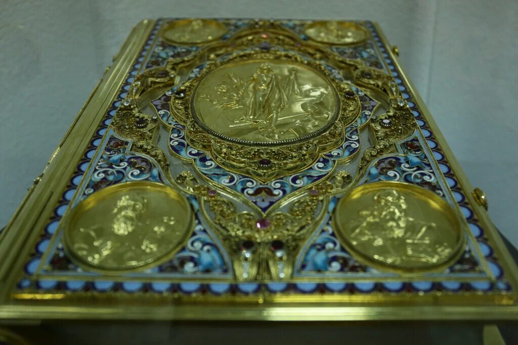 Церковные книги златоуст старинная фотография. Молитвенник в металлической обложке. Молебник старинный с черниговским. Молитвы. Молебник.