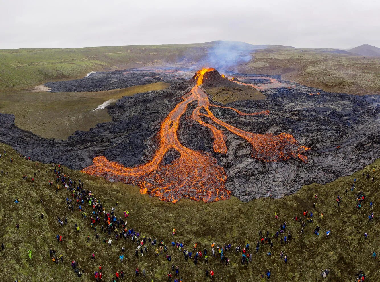 Вулкан начал извергаться. Извержение вулкана в Исландии 2021. Вулкан в Исландии фаградальсфьядль. Извержение вулкана фаградальсфьядль в Исландии. Извержение вулкана в Исландии Эйяфьятлайокудль.