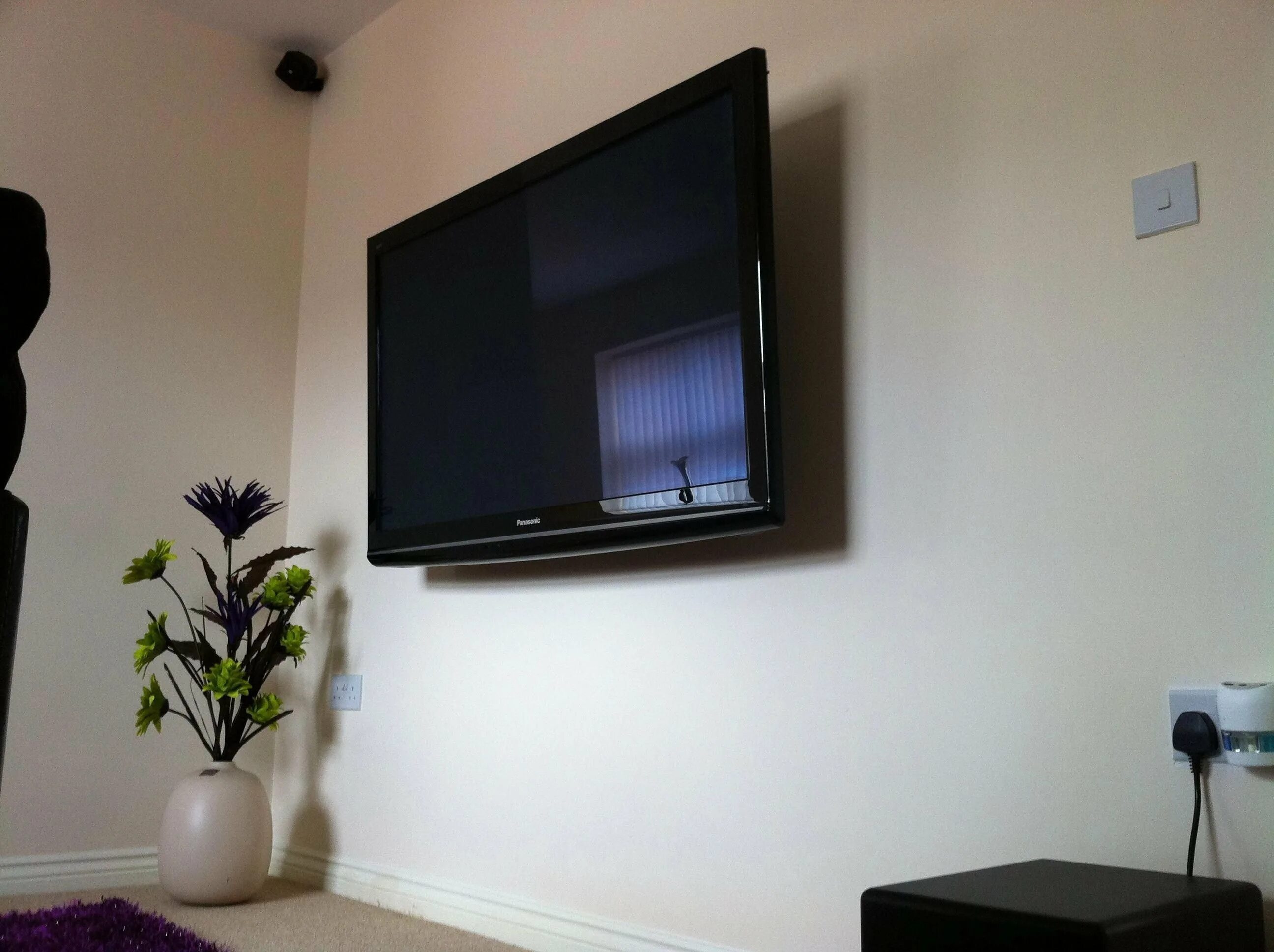 Вывести телевизора домашний. Телевизор на стене. Плоский телевизор на стену. Стол для телевизора. Плазма на стене.