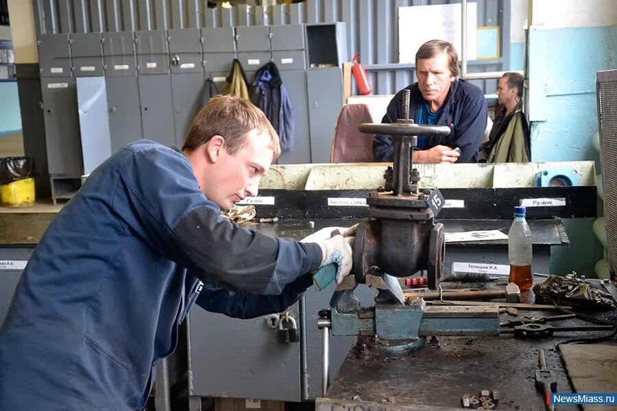 Слесарь-ремонтник технологического оборудования. Слесарь ремонтник на заводе. Слесарные работы это обработка. Доклад о профессии слесарь. Лекция слесарь.