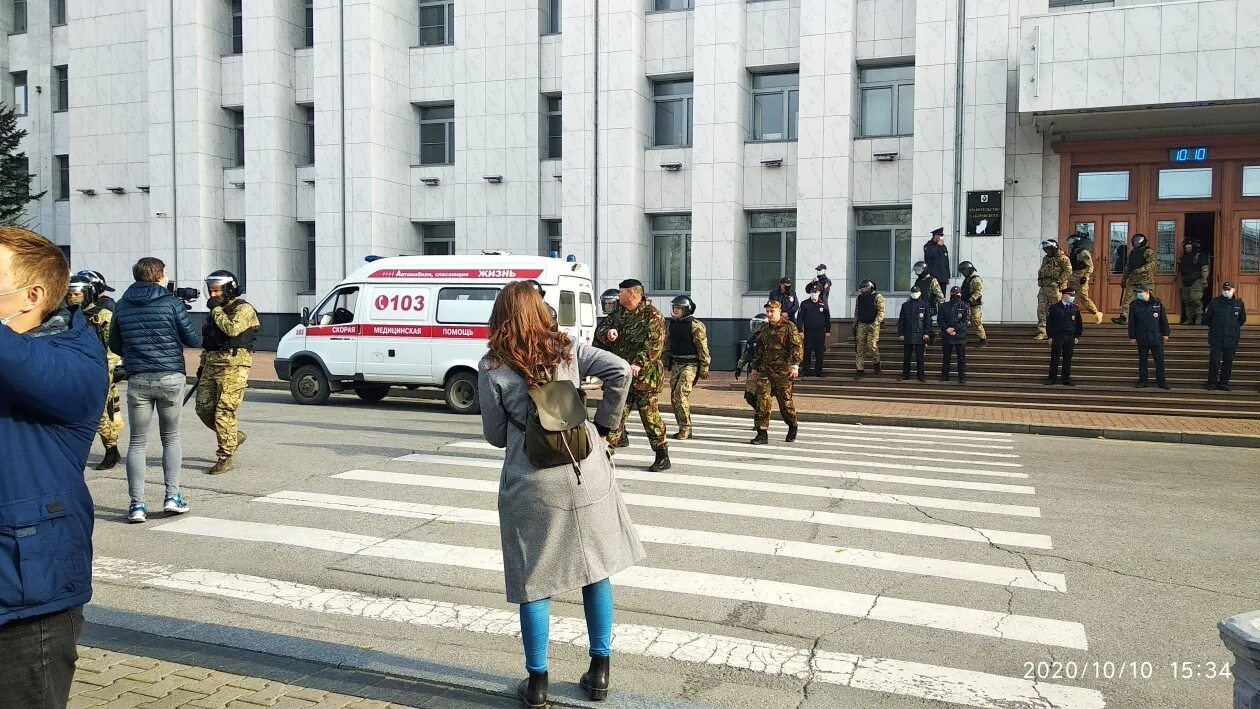 10 октября новость. Хабаровск 10.10.2020. Хабаровск ОМОН сегодня. Силовой разгон митинга в Хабаровске. Хабаровск площадь Ленина сожжение.