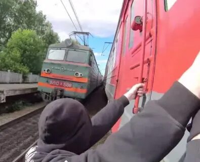 Следить за поездом