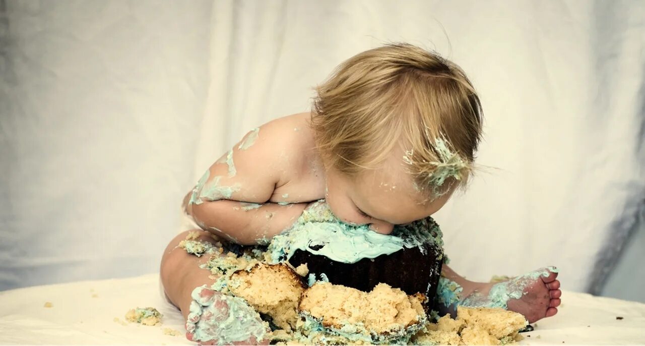 Маленький сладкоежка. Торт девочка. Торт для малыша. Девочка испачкалась в торте.