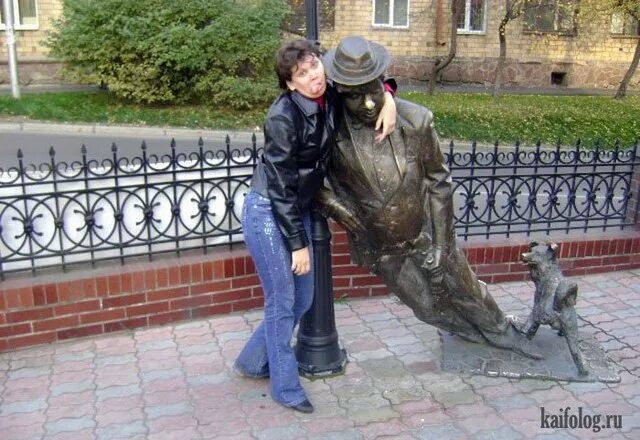 памятник пьяному ельцину. памятник ельцину в екатеринбурге с бутылкой. памятник пьяному ельцину. памятник пьянице ельцину в екатеринбурге. памятник пьяному ельцину в екатеринбурге.