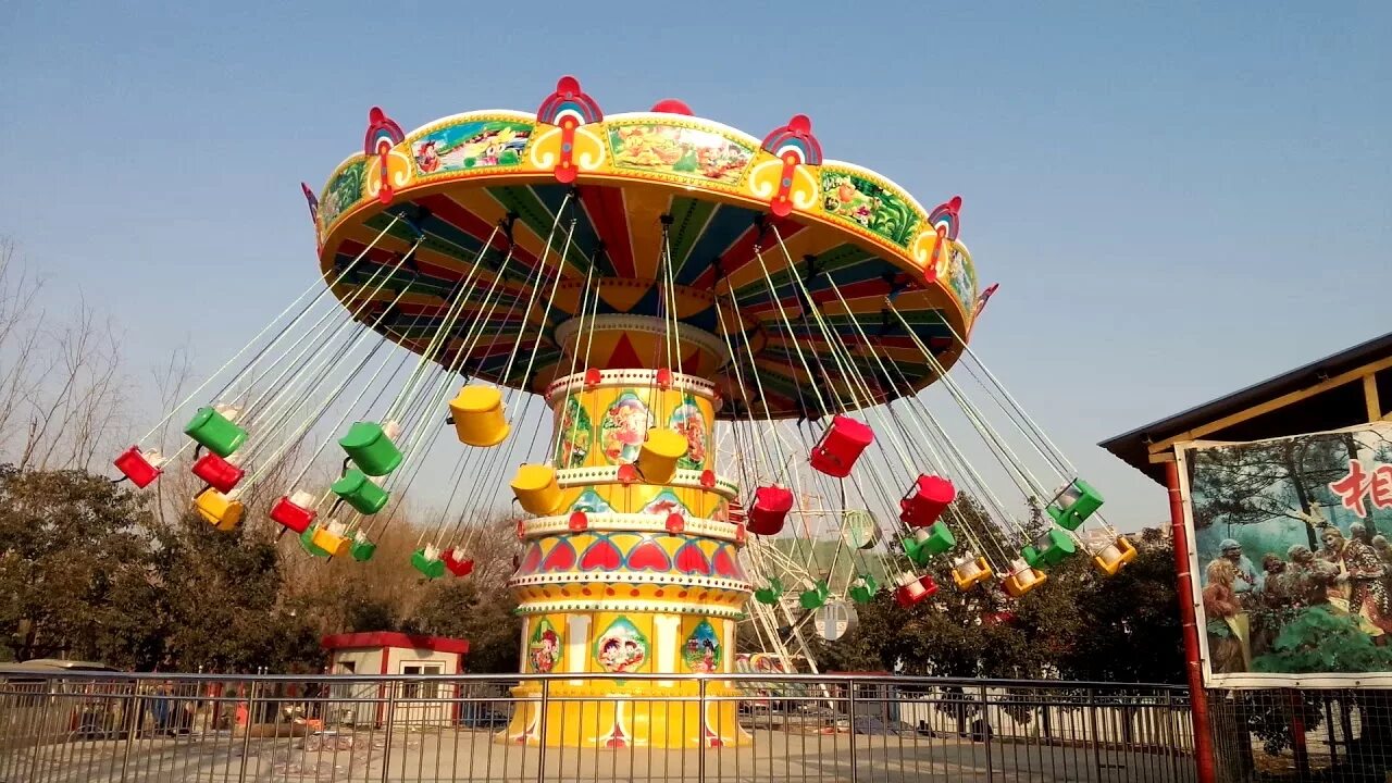 Карусель ереван парк ночью. Карусель воскресенск. Карусель аттракцион. Красивая карусель. Карусель с лошадками.