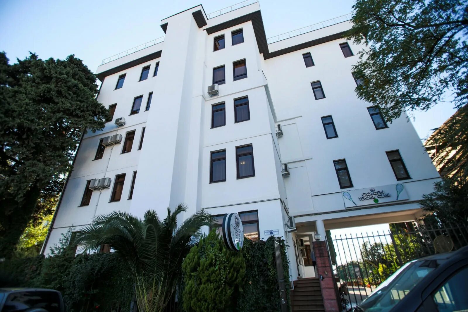 Golden tennis club. Акрополь сочи отель. Отель golden tennis club сочи. Гостиница афина 2 адлер. Golden tennis club гостевой дом.