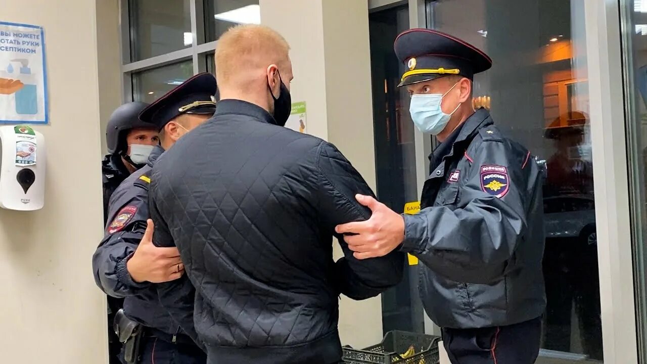 Превышение полномочий дпс. Превышение полномочий полиции. охранник кидается. бешеный охранник. клиент задерживает.