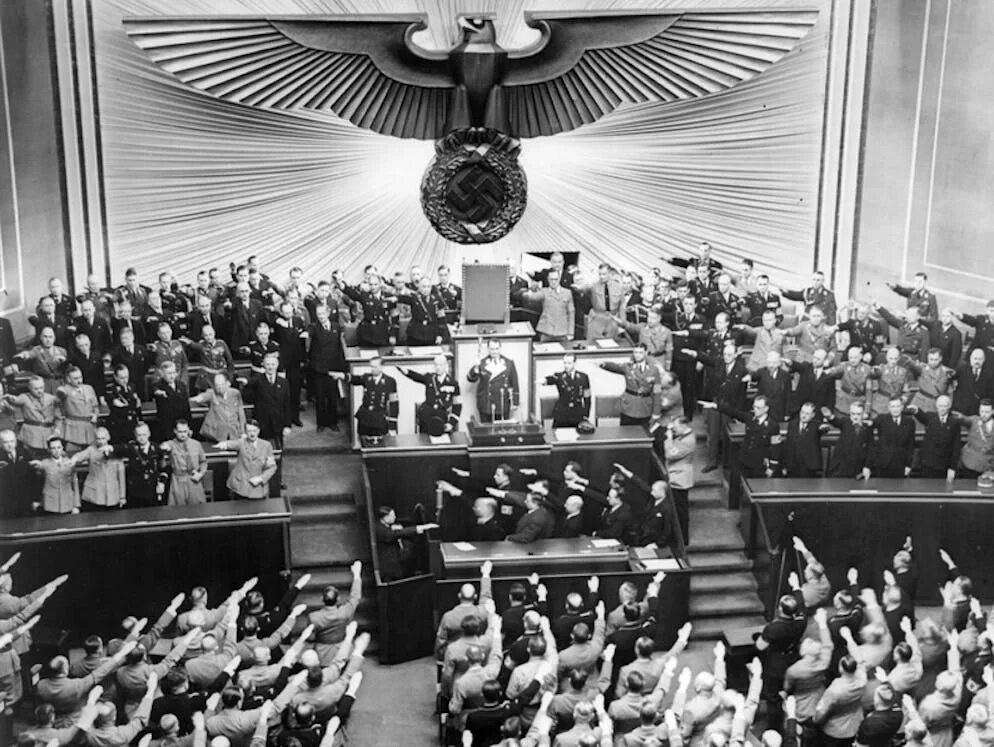 Парламент в рейхстаге 9. Собрание нсдап германия 1933. нсдап гитлер. съезд партии нсдап. гитлер в 1933 в рейхстаге.