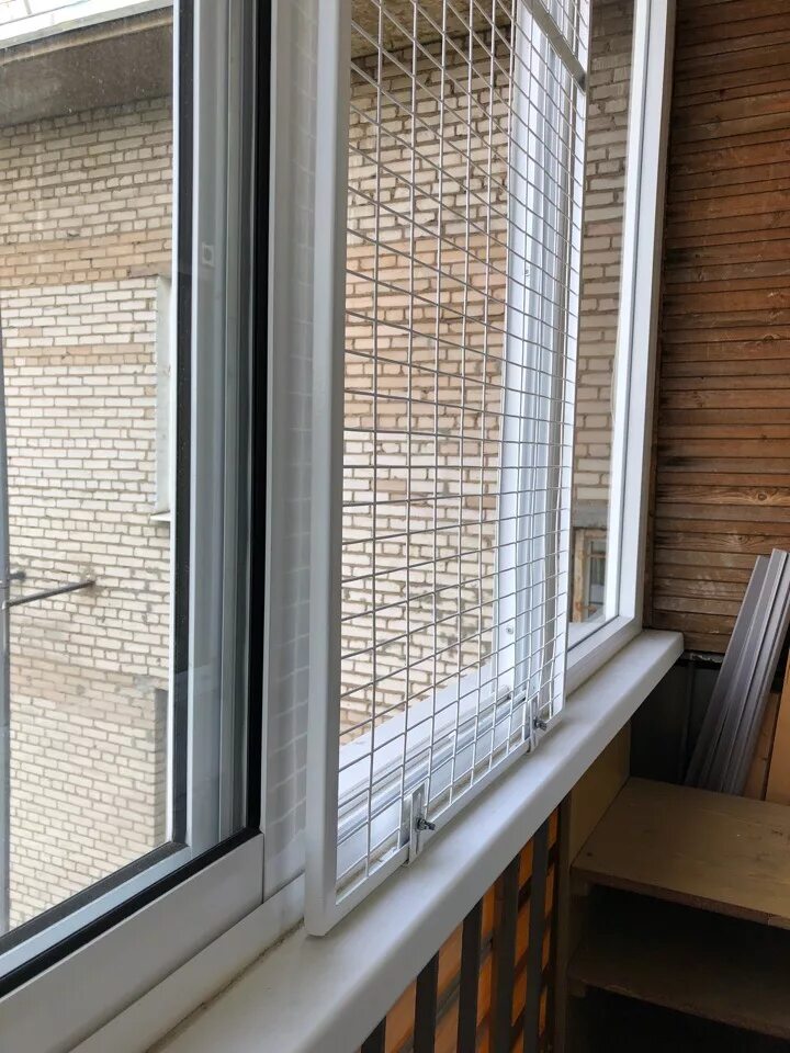 Решетка антикошка. Антикошка на балкон с раздвижными окнами. Решетка на раздвижное окно на балконе антикошка. Сетка антикошка на балкон раздвижной.