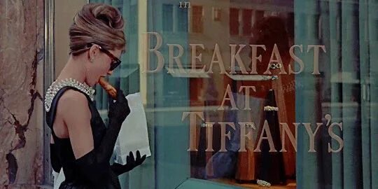 She breakfast at 7 o clock. Одри Хепберн завтрак ц Тиффани. Одри Хепберн Эстетика завтрак у Тиффани. Одри Хепберн в завтраке у Тиффани у витрины. Одри Хепберн перед витриной Тиффани.