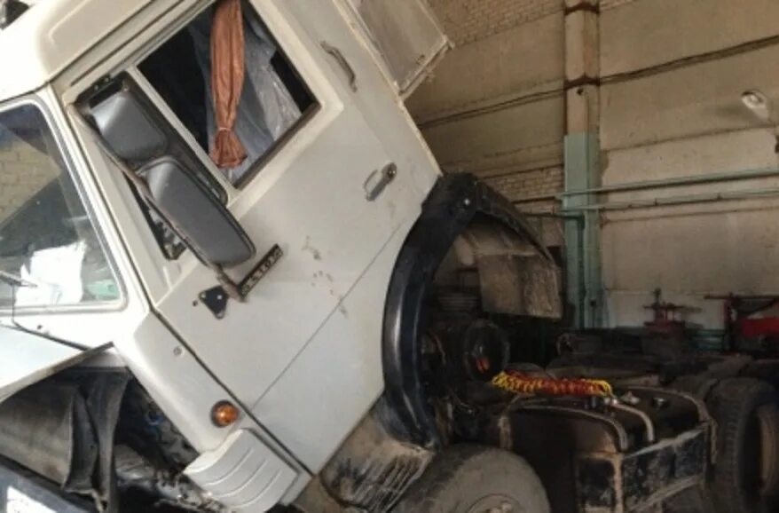 Поднятие кабины камаз. Камаз 5320 с поднятой кабиной. камаз 5410 с поднятой кабиной. камаз 5320 с откинутой кабиной. маз повреждения кабины.