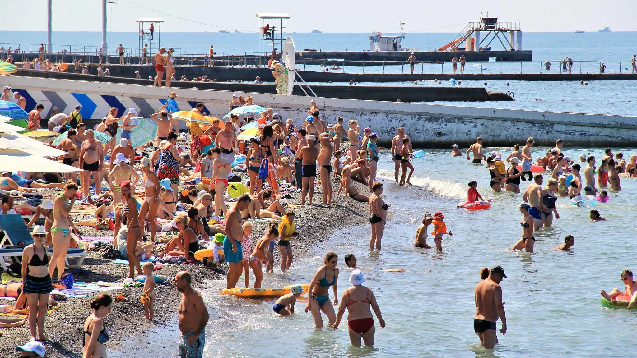 Пляж Сочи 2021. Пляж Сочи Адлер 2021. Сочи летом пляж. Российский пляж. Ехать ли отдыхать на море