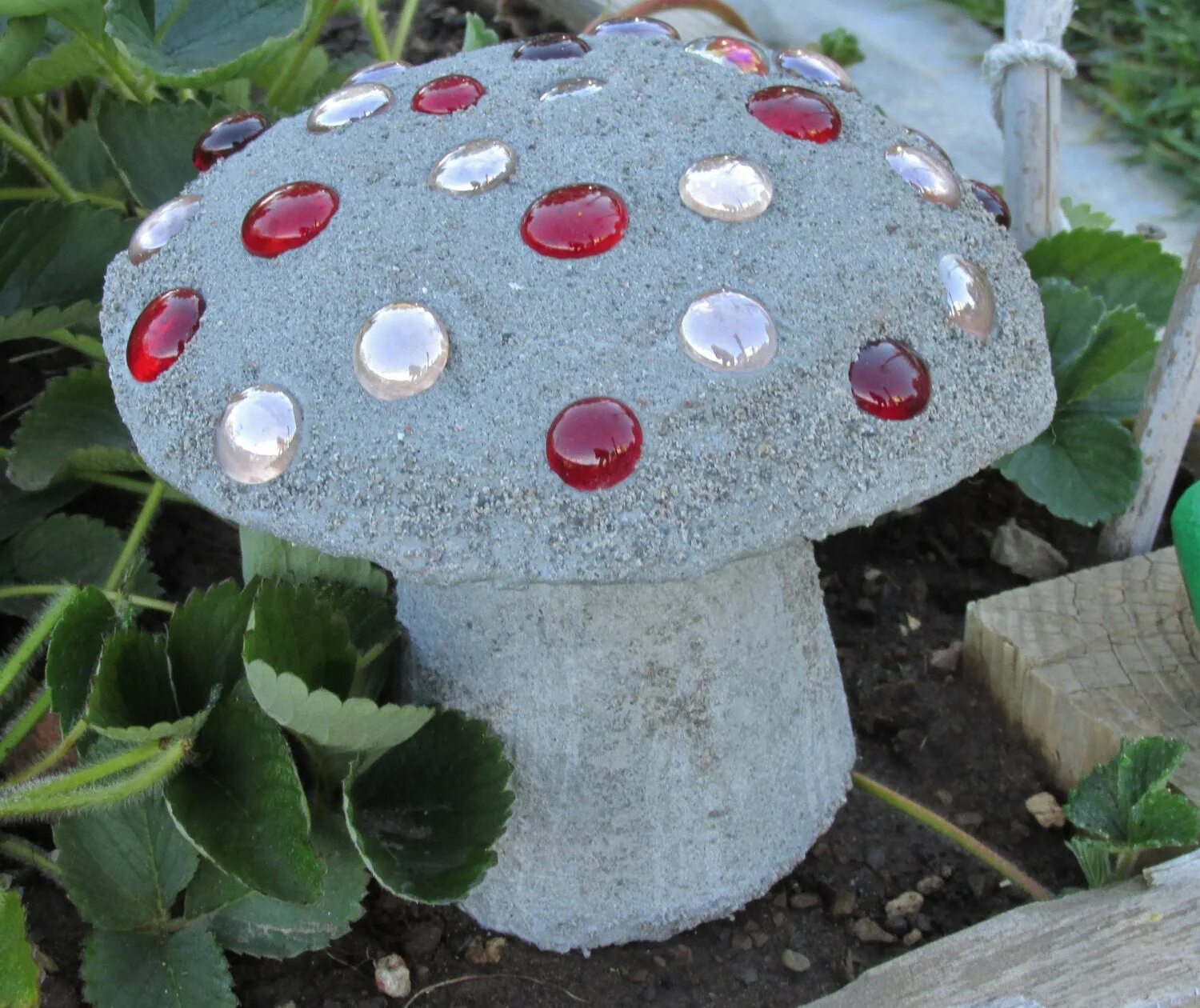 Поделки для сада. Украшения для сада из бетона. Поделка гриб. Фигурки из цемента для сада. Сделать грибы для сада