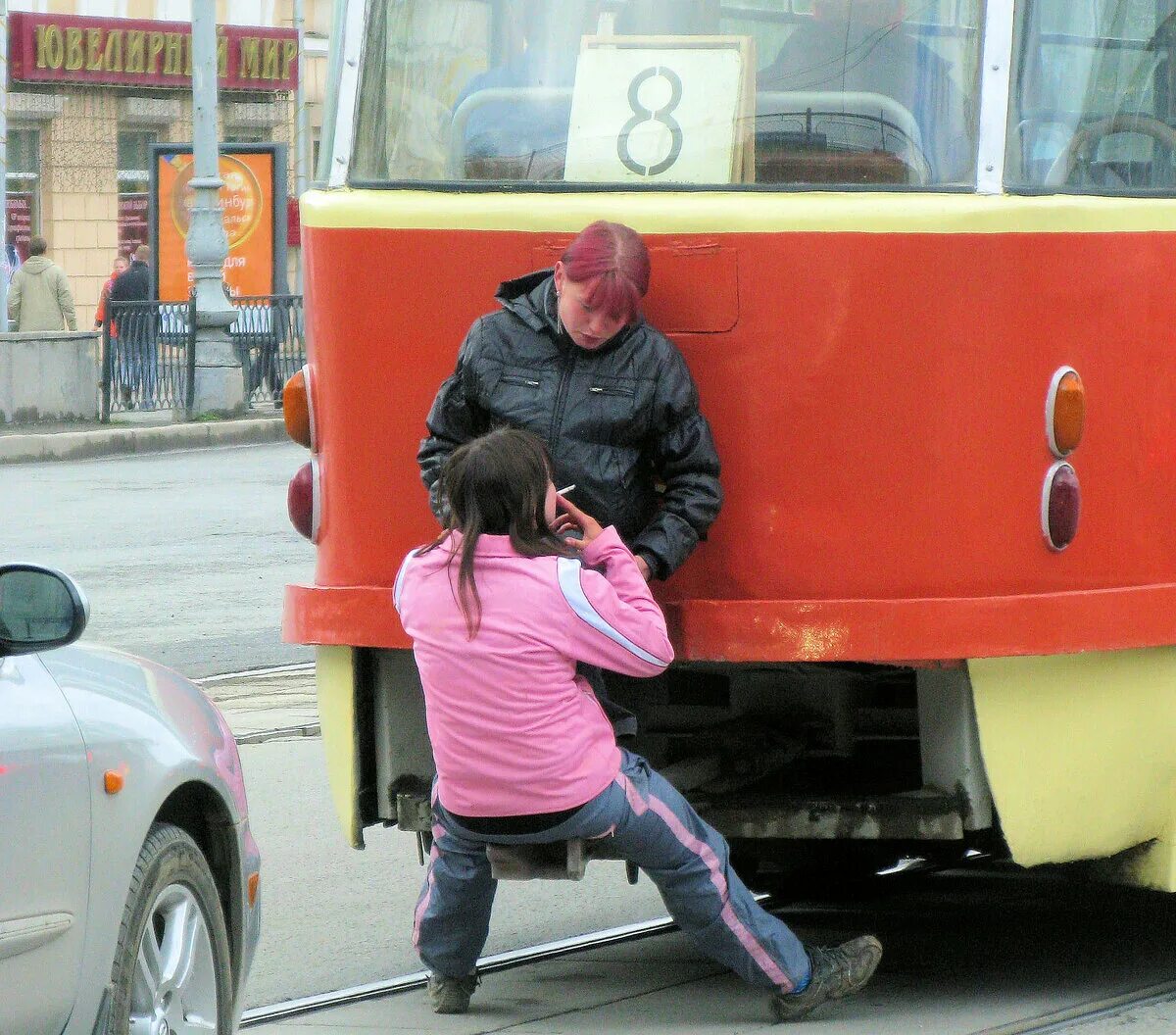 Попадает в нелепые ситуации