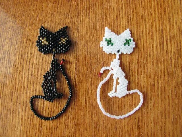 Котик из бисера плоский. Кошка из бисера плоская. Плетение бисером кошка. Котята из бисероплетения для начинающих.