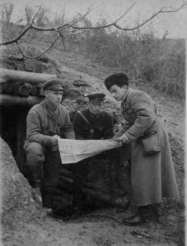 Землянка партизан второй мировой войны. Блиндаж с бойцами. Военная землянка в лесу. Патефон в годы великой отечественной войны. Лагерь партизан великой отечественной войны.