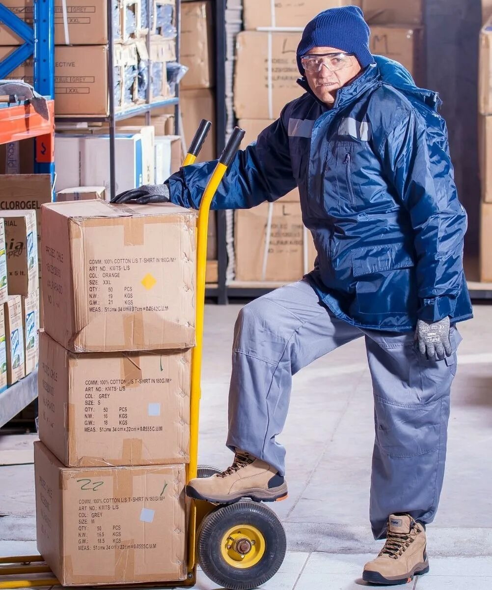 Грузчик разнорабочий работа зарплата. Мужчина на складе. Мужчина на складе. Разнорабочий на стройку. Работа с ежедневной оплатой.