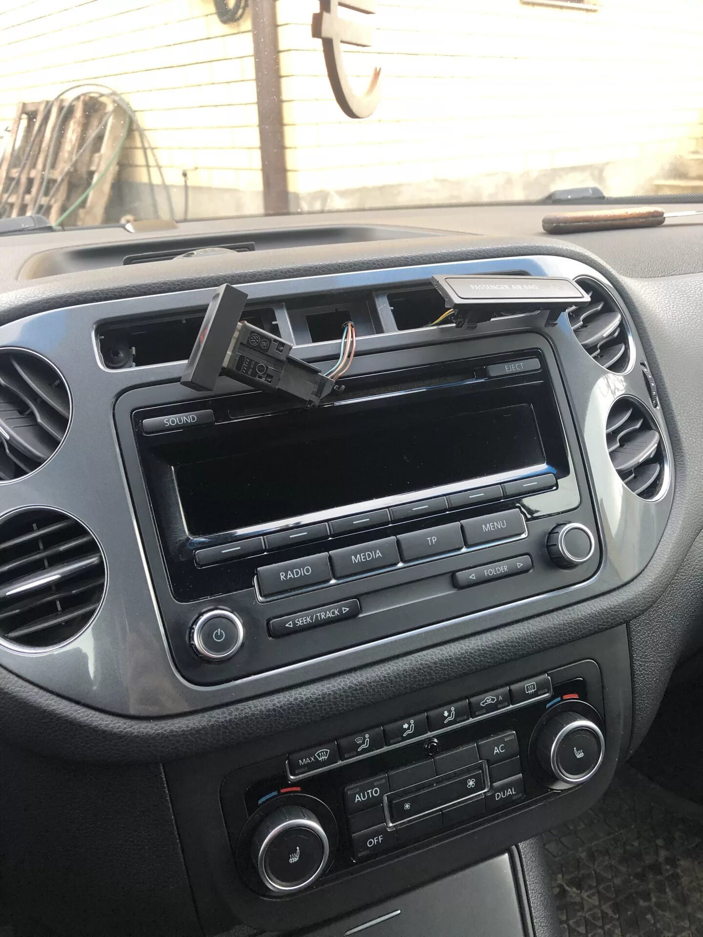 Как снять рамку магнитолы тигуан Рамка переходная 9 дюймов для VOLKSWAGEN Tiguan 2007-2011 (Фольксваген Тигуан)