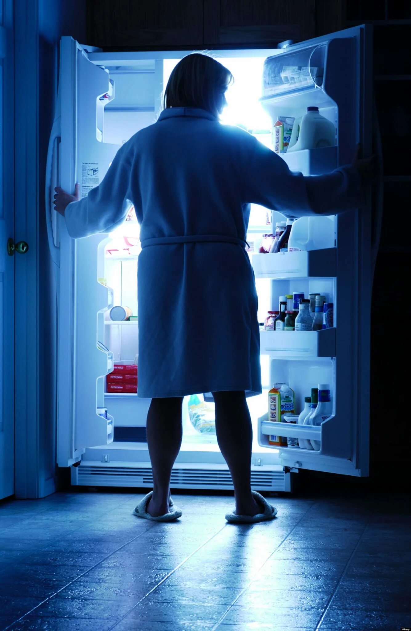 почему люди идут к холодильнику. парень у холодильника. полуночный жор. девушка заглядывает в холодильник. бегу к холодильнику.