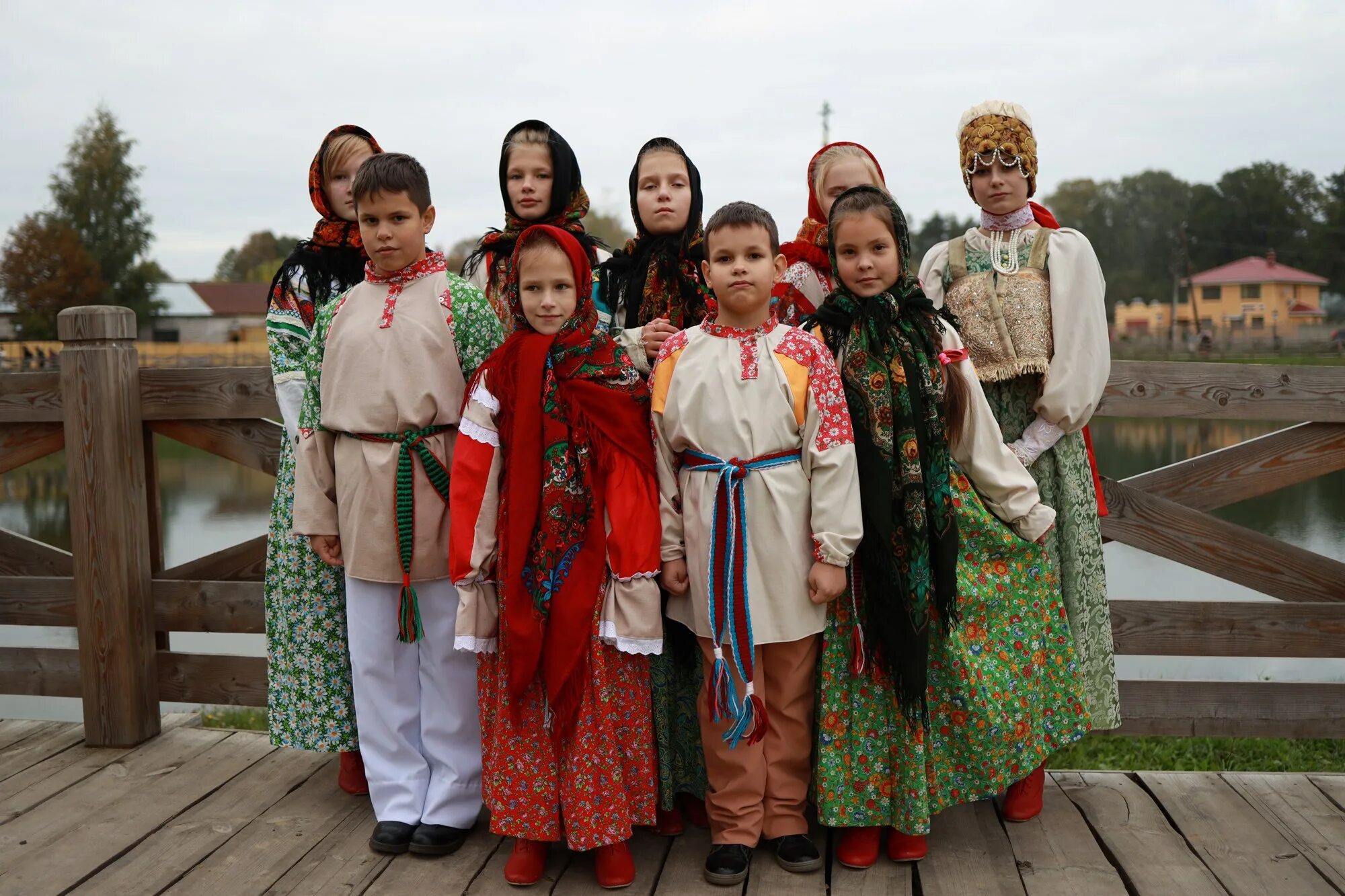 Народы славянской семьи. Кумандинцы национальный костюм. Национальный костюм тофаларов. Дети в национальных костюмах. Славянский национальный костюм.