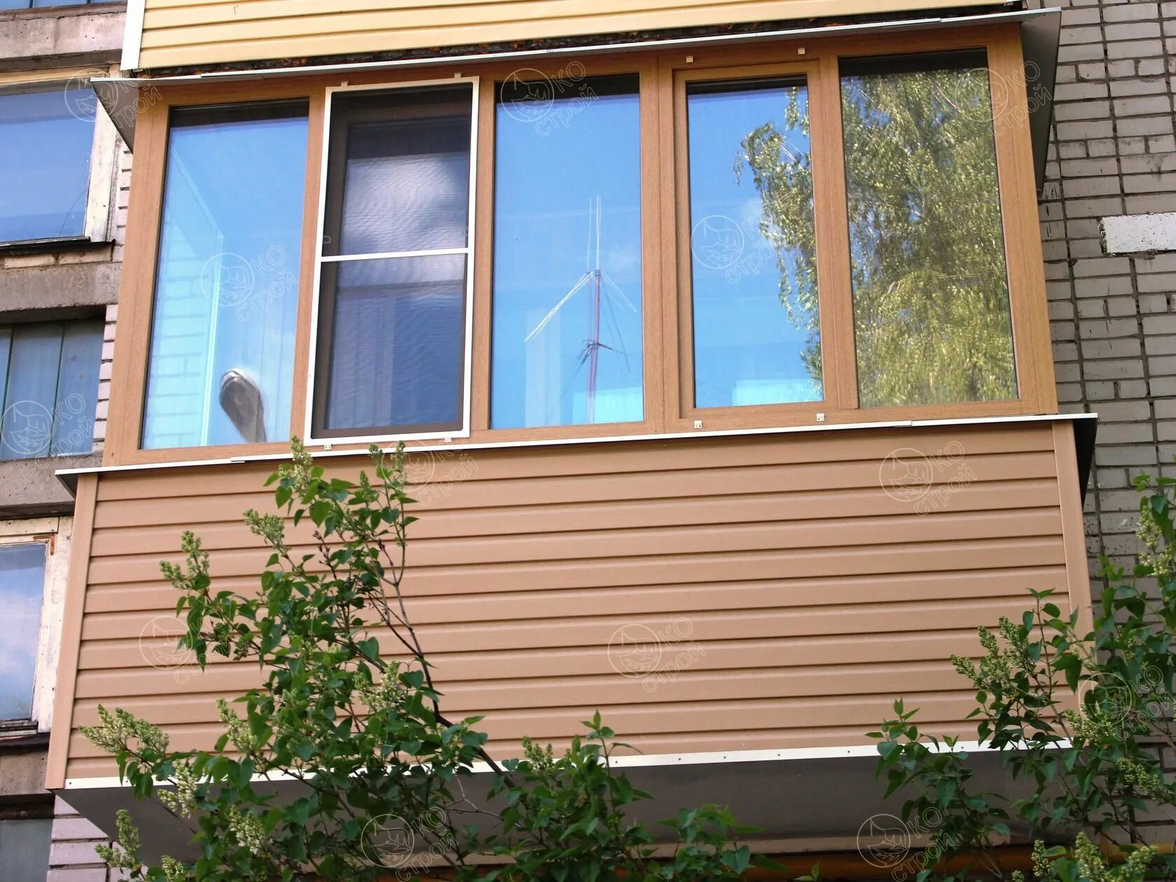 Остекление балкона деревянными рамами. Балкон в йошкар оле. Балкон под ключ йошкар-ола. Балкон обшитый вагонкой. Балкон под ключ йошкар-ола.