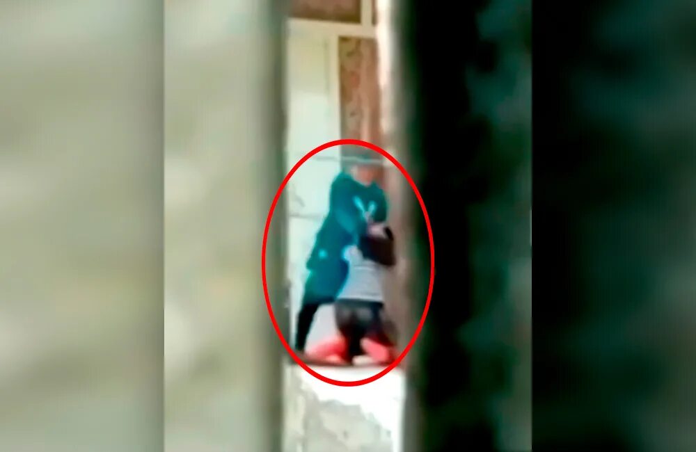 Свекровь и невестка. Зимой свекровь беременную невестку высадила. Свекровь звонит невестке. Настоящая невестка. Избил беременную женщину.