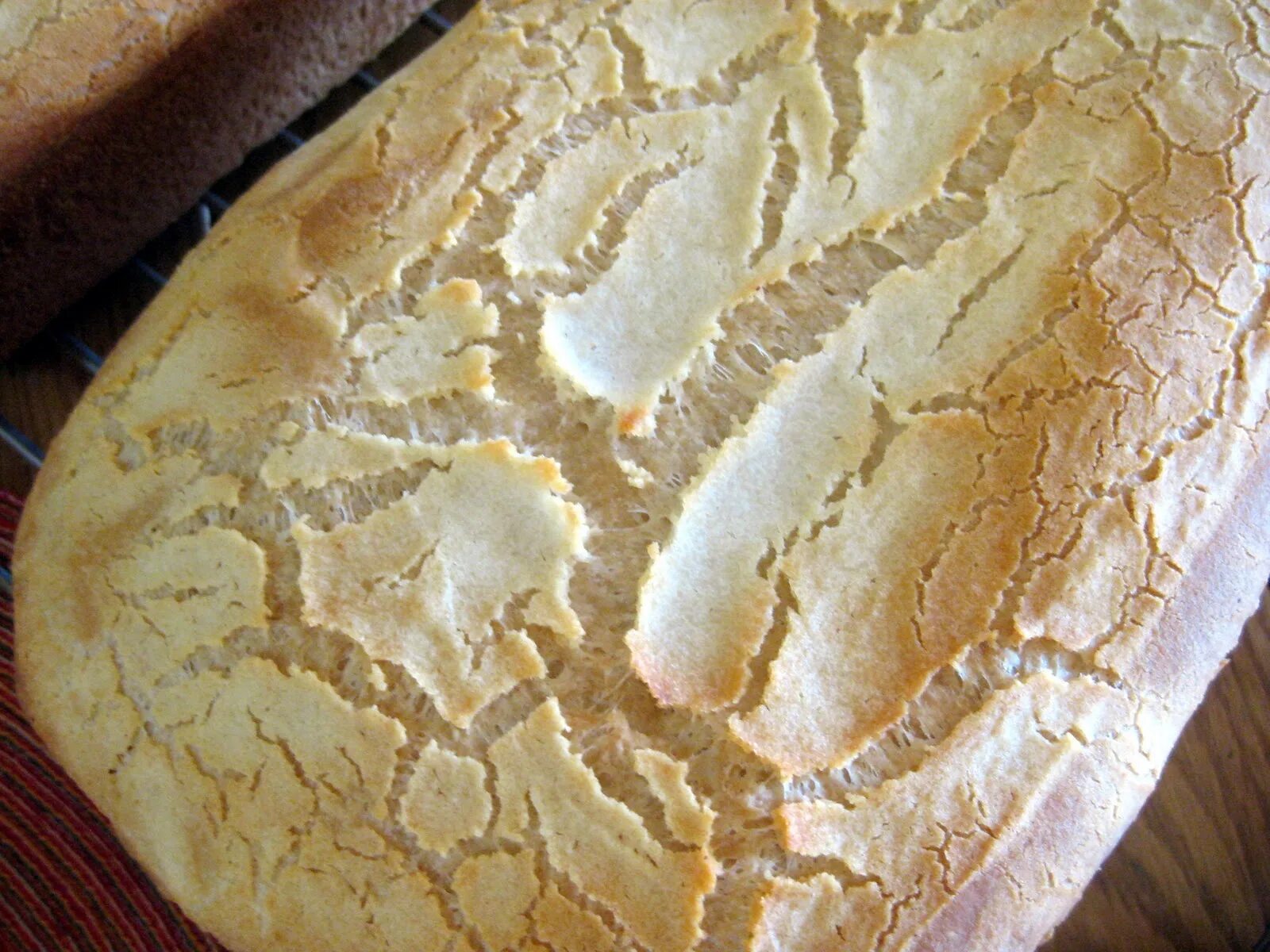 Трещины на хлебе. Дефекты мякиша хлеба. Хлеб с трещинами на корке. Трещины и надрывы на корке хлеба.