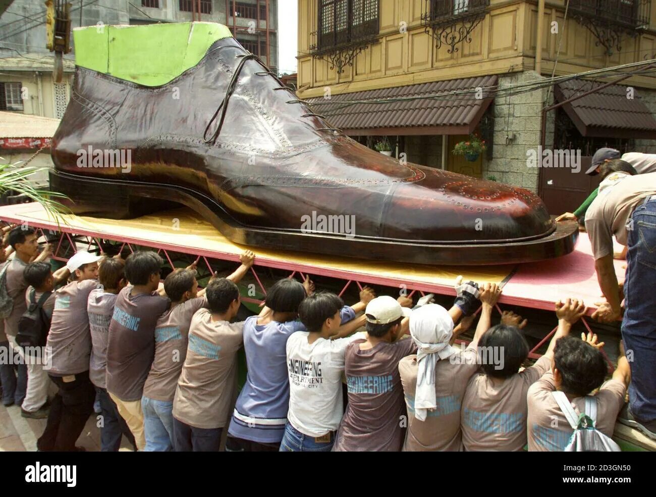 Огромные ботинки. Огромный тапок. Самый большой ботинок в мире. Самая большая обувь.