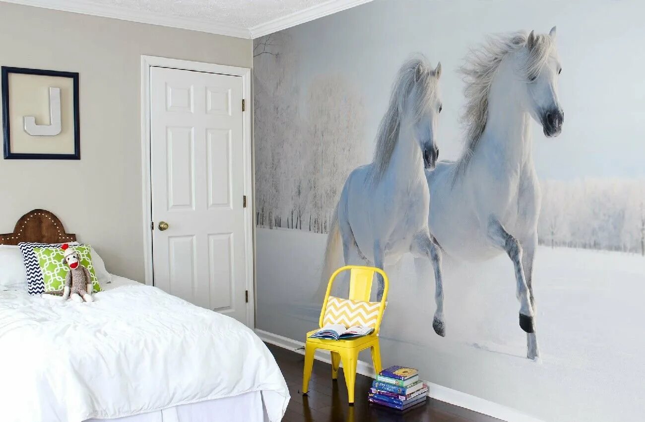 Лошадь в квартире видео. Лошади в интерьере. Обои с лошадьми в комнату. Фотообои с лошадьми в комнату. Детская комната с лошадкой.