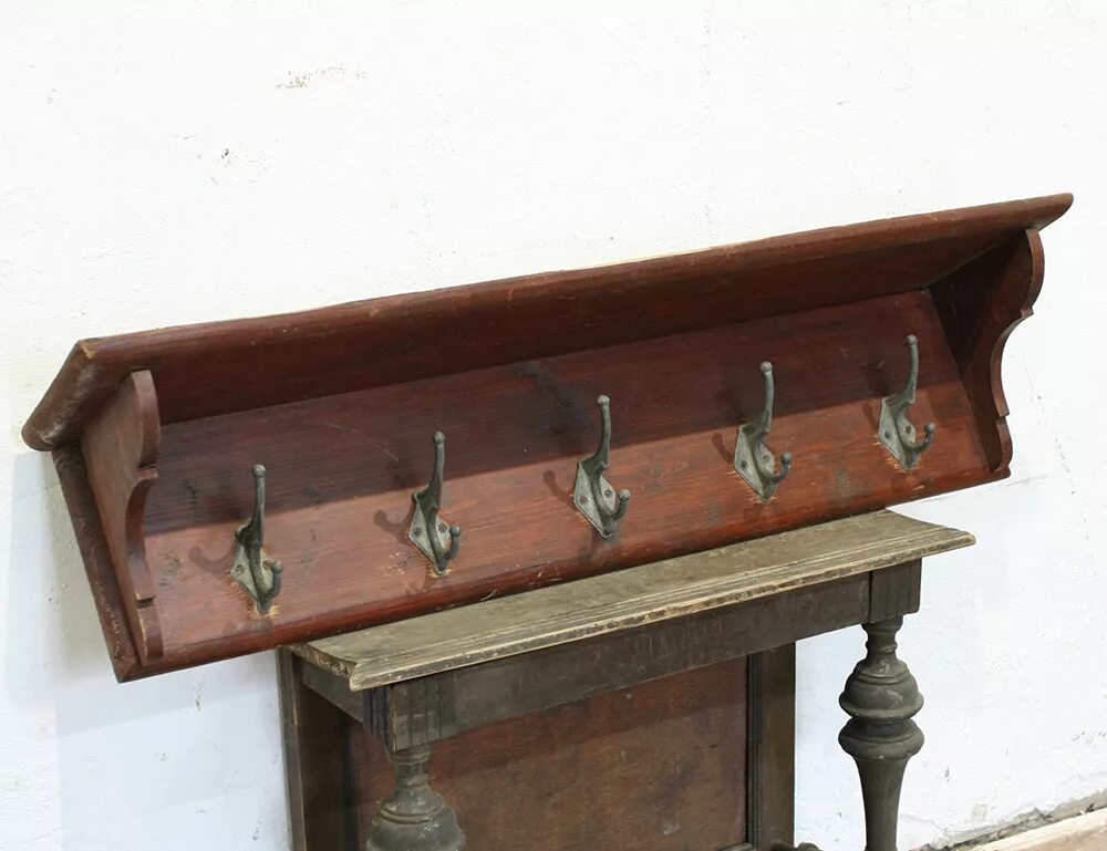Резная мебель талашкино абрамцево. Антикварная настенная вешалка. Старинные кухонные полки. Полка старинная настенная. Настенные полки средневековые.