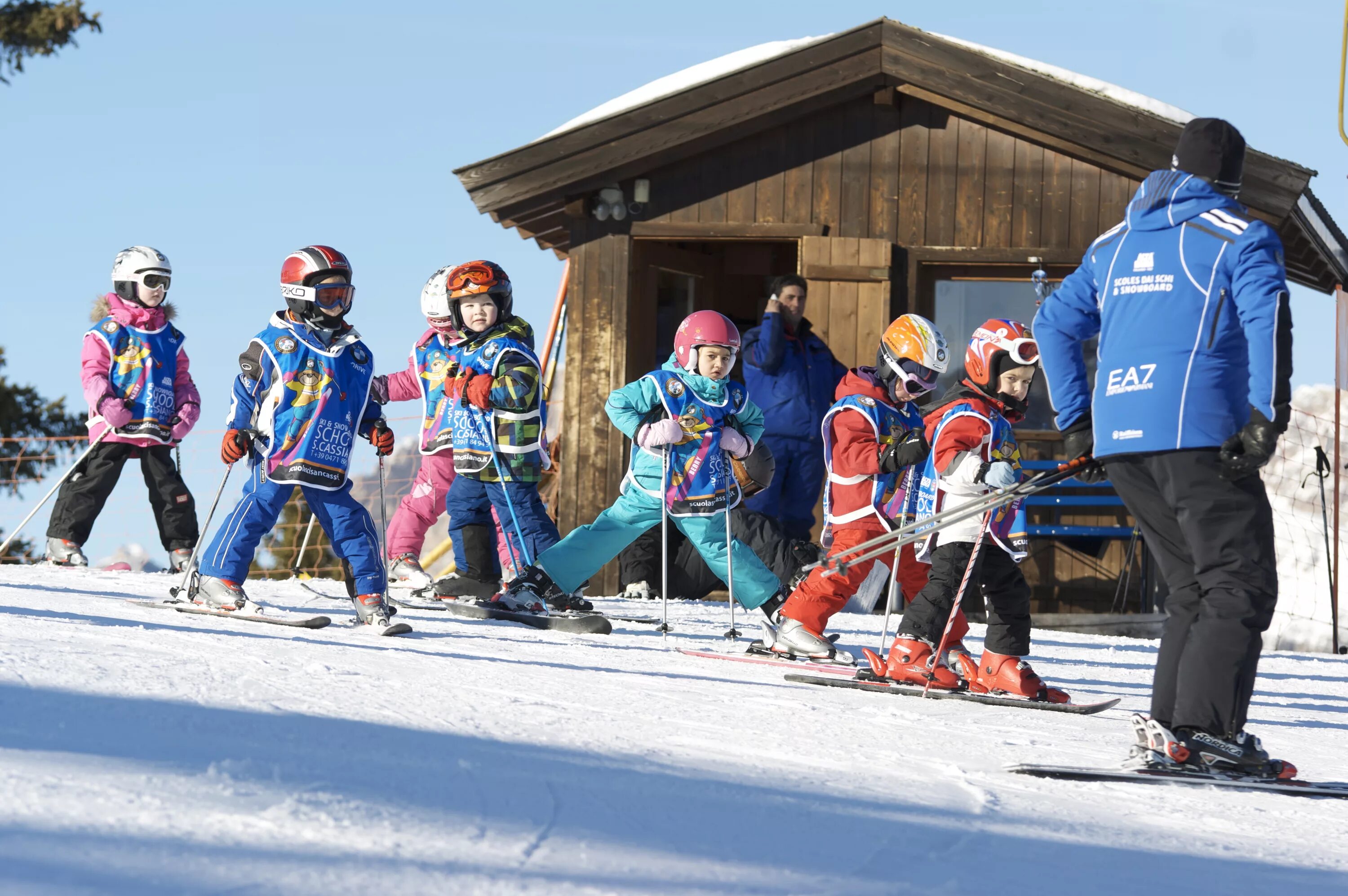 Спортивные школы лыжи. Детская горнолыжная школа. Школа горнолыжного спорта. Лыжи в школе. Лыжная школа для детей.