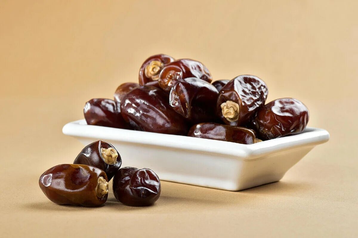 Финики красиво. Mazafati Dates финики. Финики Mazafati Dates natural. Bateel финики. Оман финики.