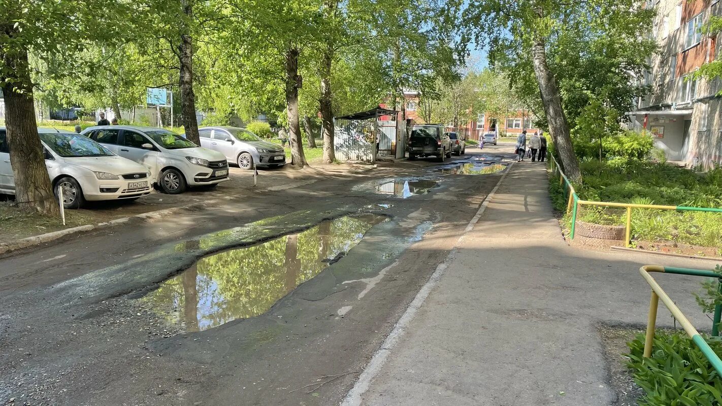 Дорог нет ижевск. Улица молодежная ижевск. молодежная 92 ижевск. улица у дороги. страшная улица.